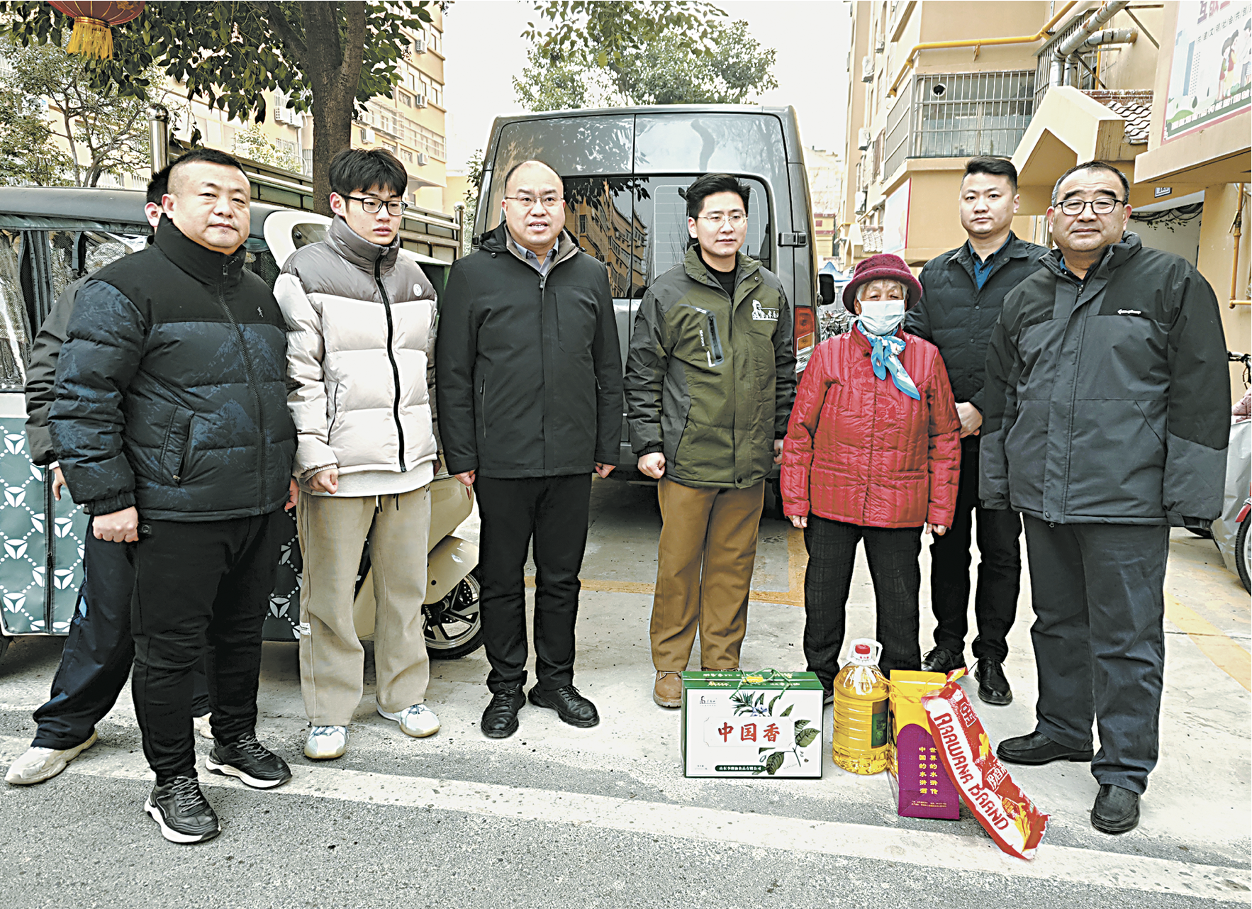 “愛心年貨”進(jìn)家門，新春關(guān)懷暖人心